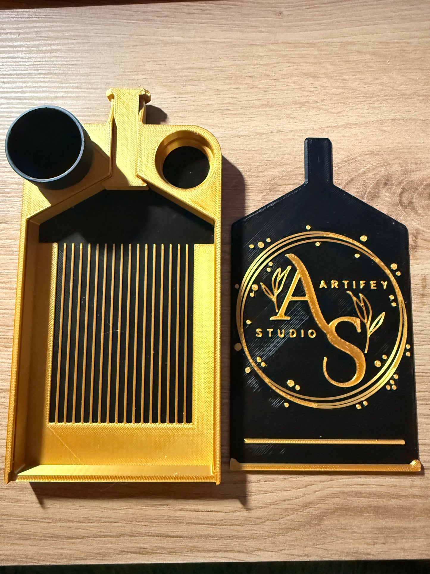 Kunstvolles Schiffchen mit exklusivem Artifey Studio Logo